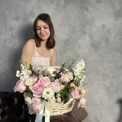 Букет «Долго и счастливо: корзина цветов в нежной гамме» Букет «Долго и счастливо: корзина цветов в нежной гамме»
