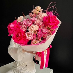 Букет любви: авторский букет в розовой гамме с аквабоксом и коробкой-переноской Букет любви: авторский букет в розовой гамме с аквабоксом и коробкой-переноской