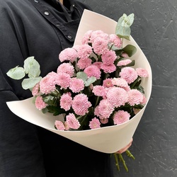 Букет «Блуберри: цветочный кулек с кустовыми сантини + аквабокс и коробка-переноска» Букет «Блуберри: цветочный кулек с кустовыми сантини + аквабокс и коробка-переноска»