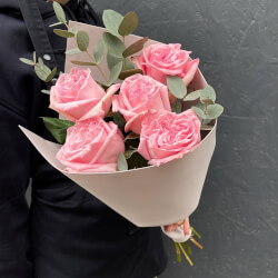 Букет «Пинк Пирл: пионовидные розы с эвкалиптом» Букет «Пинк Пирл: пионовидные розы с эвкалиптом»