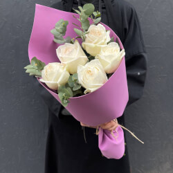 Вайт Роуз: букет-комплимент из очень ароматных роз Вайт Роуз: букет-комплимент из очень ароматных роз
