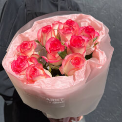 Букет «Слишком влюблен: розовые розы в стильной упаковке» Букет «Слишком влюблен: розовые розы в стильной упаковке»