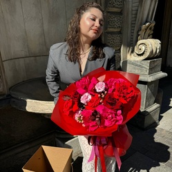 Букет «Вальпургиева ночь - микс стойких пионовидных роз в яркой упаковке» Букет «Вальпургиева ночь - микс стойких пионовидных роз в яркой упаковке»