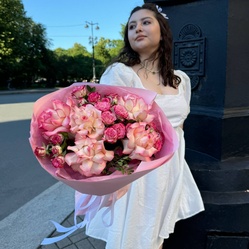 Помощник режиссера: дуо букет-облако из кустовых и одноголовых духцветных роз Помощник режиссера: дуо букет-облако из кустовых и одноголовых духцветных роз