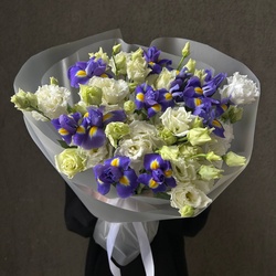 Букет «Чудо любви: ирисы синие и белые лизиантусы с аквабоксом и коробкой-переноской» Букет «Чудо любви: ирисы синие и белые лизиантусы с аквабоксом и коробкой-переноской»