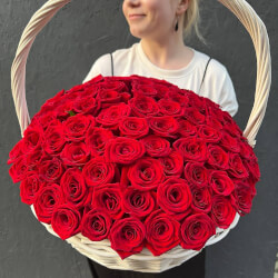 Букет «101 красная роза в корзине» Букет «101 красная роза в корзине»