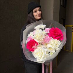 Букет «Призрак оперы: нежные хризантемы и пионовидные розы » Букет «Призрак оперы: нежные хризантемы и пионовидные розы »