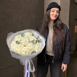 Одетта: букет с шикарными розами в воздушной упаковке + аквабокс и коробка-переноска Одетта: букет с шикарными розами в воздушной упаковке + аквабокс и коробка-переноска