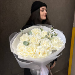 Букет Одетта: букет с шикарными розами в воздушной упаковке + аквабокс и коробка-переноска Букет Одетта: букет с шикарными розами в воздушной упаковке + аквабокс и коробка-переноска