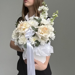 Букет ««Человек-Википедия» композиция в шляпной коробке с доставкой» Букет ««Человек-Википедия» композиция в шляпной коробке с доставкой»