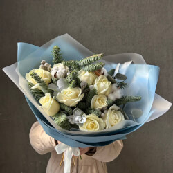 Букет «Подарок: 9 белых роз с еловыми ветвями + коробка-переноска с аквабоксом» Букет «Подарок: 9 белых роз с еловыми ветвями + коробка-переноска с аквабоксом»
