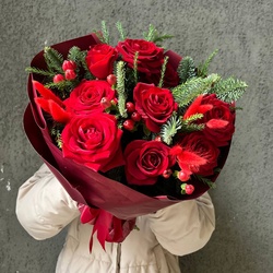 Букет «Подарок: 9 красных роз с еловыми ветками + аквабокс с коробкой-переноской» Букет «Подарок: 9 красных роз с еловыми ветками + аквабокс с коробкой-переноской»