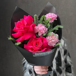 Букет «Клубника в горьком шоколаде: Пинк Флойд, хвойные ветки и розовые диантусы» Букет «Клубника в горьком шоколаде: Пинк Флойд, хвойные ветки и розовые диантусы»