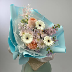 Букет «Букет цвета твоей души: пионовидная роза, маттиола + коробка-переноска с аквабоксом» Букет «Букет цвета твоей души: пионовидная роза, маттиола + коробка-переноска с аквабоксом»