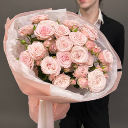 Букет «Прыжок в любовь: кустовые розовые розы» Букет «Прыжок в любовь: кустовые розовые розы»