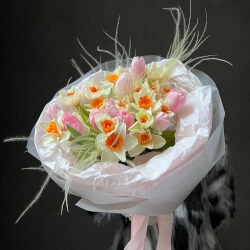 Букет «Формула весны: розовые тюльпаны + нарциссы с аквабоксом и коробкой-переноской» Букет «Формула весны: розовые тюльпаны + нарциссы с аквабоксом и коробкой-переноской»