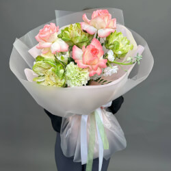 Букет ««Роковая дева снов» с аквабоксом и коробкой-переноской» Букет ««Роковая дева снов» с аквабоксом и коробкой-переноской»