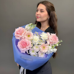 Букет ««Нежные касания» с аквабоксом и коробкой-переноской» Букет ««Нежные касания» с аквабоксом и коробкой-переноской»
