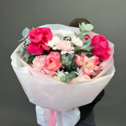 Букет ««Любовные оттенки» с аквабоксом и коробкой-переноской» Букет ««Любовные оттенки» с аквабоксом и коробкой-переноской»