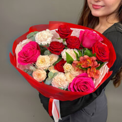 Букет ««В твоих локонах горю» с аквабоксом и коробкой-переноской» Букет ««В твоих локонах горю» с аквабоксом и коробкой-переноской»