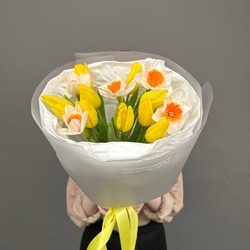 Букет «Красота в глазах смотрящего: микс из желтых тюльпанов и нарциссов» Букет «Красота в глазах смотрящего: микс из желтых тюльпанов и нарциссов»