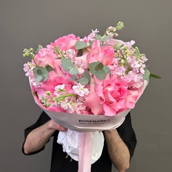 Букет «Её нежные поцелуи: французская роза и маттиола + аквабокс и коробка-переноска» Букет «Её нежные поцелуи: французская роза и маттиола + аквабокс и коробка-переноска»