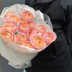 Букет «Письмо к Джульетте: 3 пионовидные розы в лаконичной упаковке» Букет «Письмо к Джульетте: 3 пионовидные розы в лаконичной упаковке»