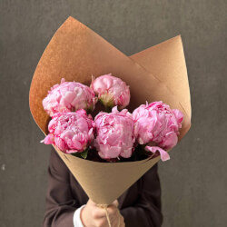 Букет «Свежих 5 розовых пионов в крафте» Букет «Свежих 5 розовых пионов в крафте»