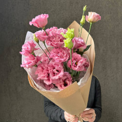 Розовая эустома: букет из 5 цветков в крафте Розовая эустома: букет из 5 цветков в крафте