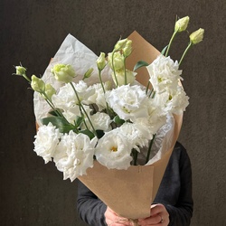 Белая эустома: букет из 5 цветков в крафте Белая эустома: букет из 5 цветков в крафте