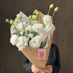 Букет Белая эустома: букет из 5 цветков в крафте Букет Белая эустома: букет из 5 цветков в крафте