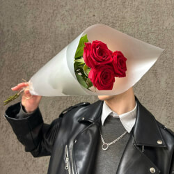 Букет «Нескучная классика: 3 красные розы в матовой пленке» Букет «Нескучная классика: 3 красные розы в матовой пленке»