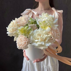 Букет «Малышка Вайлет: цветы в коробке + КОНФЕТЫ В ПОДАРОК» Букет «Малышка Вайлет: цветы в коробке + КОНФЕТЫ В ПОДАРОК»