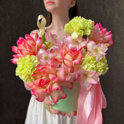 Букет «Малышка Сью: цветы в коробке + КОНФЕТЫ В ПОДАРОК» Букет «Малышка Сью: цветы в коробке + КОНФЕТЫ В ПОДАРОК»