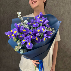Букет Конечно, Вася! Букет ирисов в упаковке Букет Конечно, Вася! Букет ирисов в упаковке