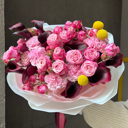 Букет «Гранатовое вино: чёрные каллы с кустовыми розами » Букет «Гранатовое вино: чёрные каллы с кустовыми розами »