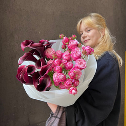 Дуобукет: чёрные каллы и кустовая пионовидная роза Бомбастик Дуобукет: чёрные каллы и кустовая пионовидная роза Бомбастик