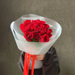 Алые уста: букет из красных кенийских роз 40 см, 15 цветков Алые уста: букет из красных кенийских роз 40 см, 15 цветков