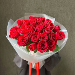 Алые уста: букет из красных кенийских роз 40 см, 25 цветков Алые уста: букет из красных кенийских роз 40 см, 25 цветков