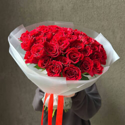 Алые уста: букет из красных кенийских роз 40 см, 51 цветок Алые уста: букет из красных кенийских роз 40 см, 51 цветок
