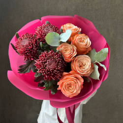 Дуобукет: хризантемы и роза Кахала Дуобукет: хризантемы и роза Кахала