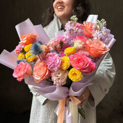 Хихоньки да Хахоньки: букет кружащих голову цветов + аквабокс и коробка-переноска Хихоньки да Хахоньки: букет кружащих голову цветов + аквабокс и коробка-переноска