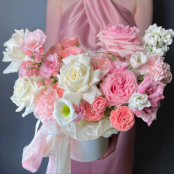 Букет «Боска: цветы в шляпной коробке за 10990» Букет «Боска: цветы в шляпной коробке за 10990»