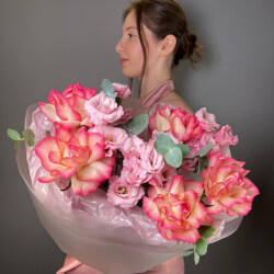 Помощник режиссера: дуо букет-облако из лизиантусов и одноголовых духцветных роз Помощник режиссера: дуо букет-облако из лизиантусов и одноголовых духцветных роз