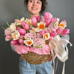 Букет «Корзина весенняя макси с розовыми тюльпанами, гиацинтами и нарциссами» Букет «Корзина весенняя макси с розовыми тюльпанами, гиацинтами и нарциссами»