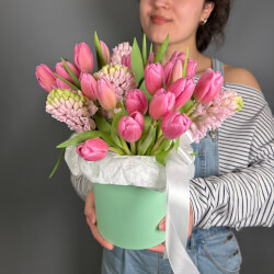 Букет «Мэри: розовые тюльпаны и гиацинты в шляпной коробке» Букет «Мэри: розовые тюльпаны и гиацинты в шляпной коробке»