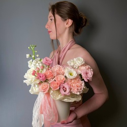 Букет «Боска: цветы в шляпной коробке за 7990» Букет «Боска: цветы в шляпной коробке за 7990»