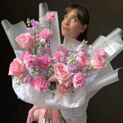 Букет «Мур-Мур: пионовидные розы Пинк О` Хара, маттиола и гвоздика» Букет «Мур-Мур: пионовидные розы Пинк О` Хара, маттиола и гвоздика»